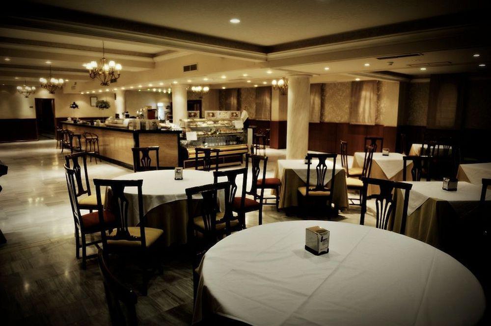 Hotel Reyes Ziries Альболоте Ресторан фото