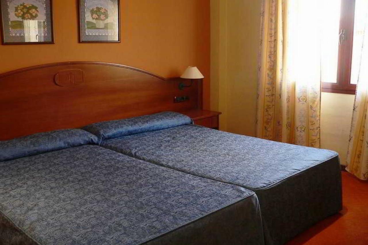Hotel Reyes Ziries Альболоте Екстер'єр фото