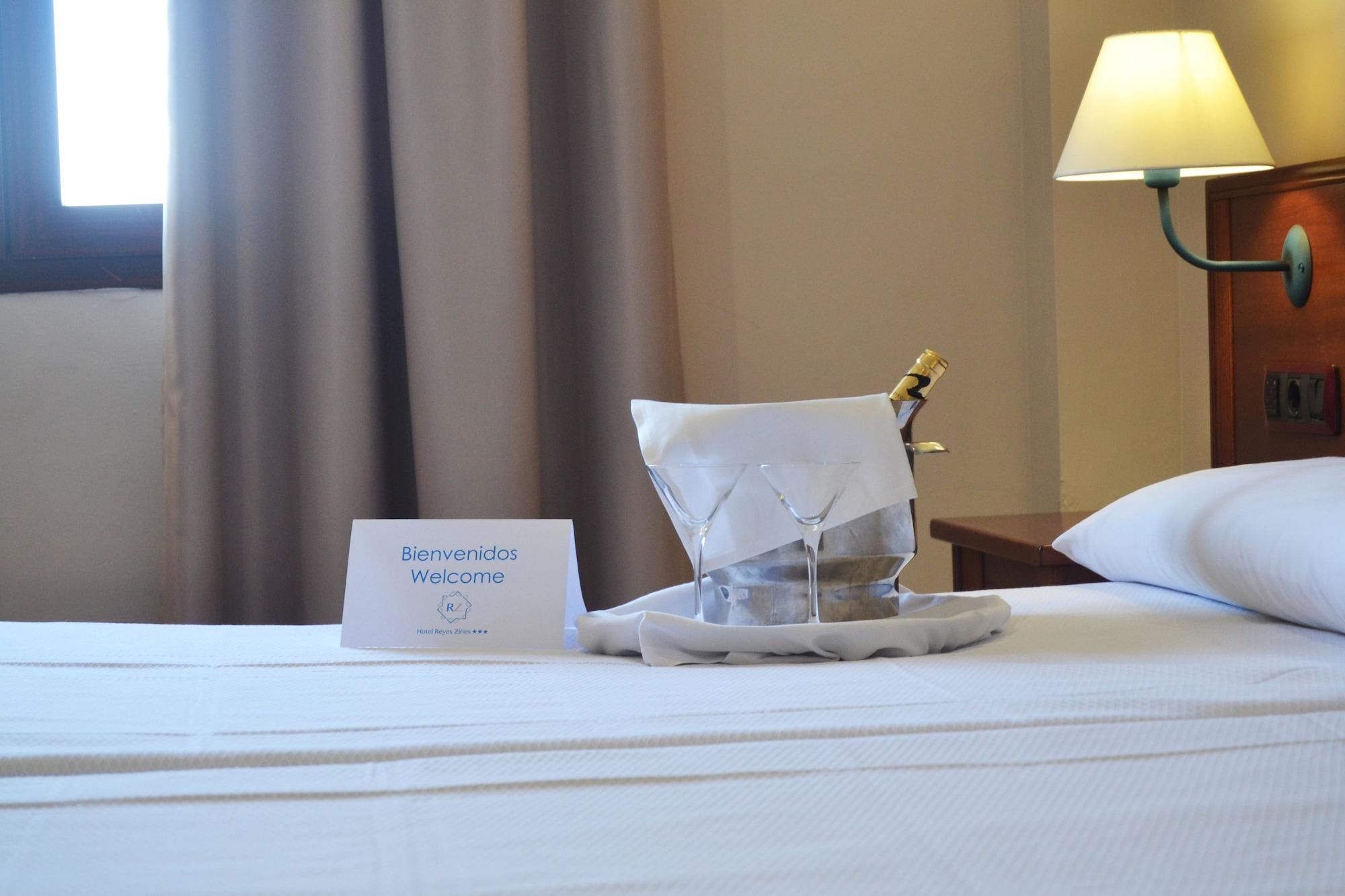 Hotel Reyes Ziries Альболоте Екстер'єр фото